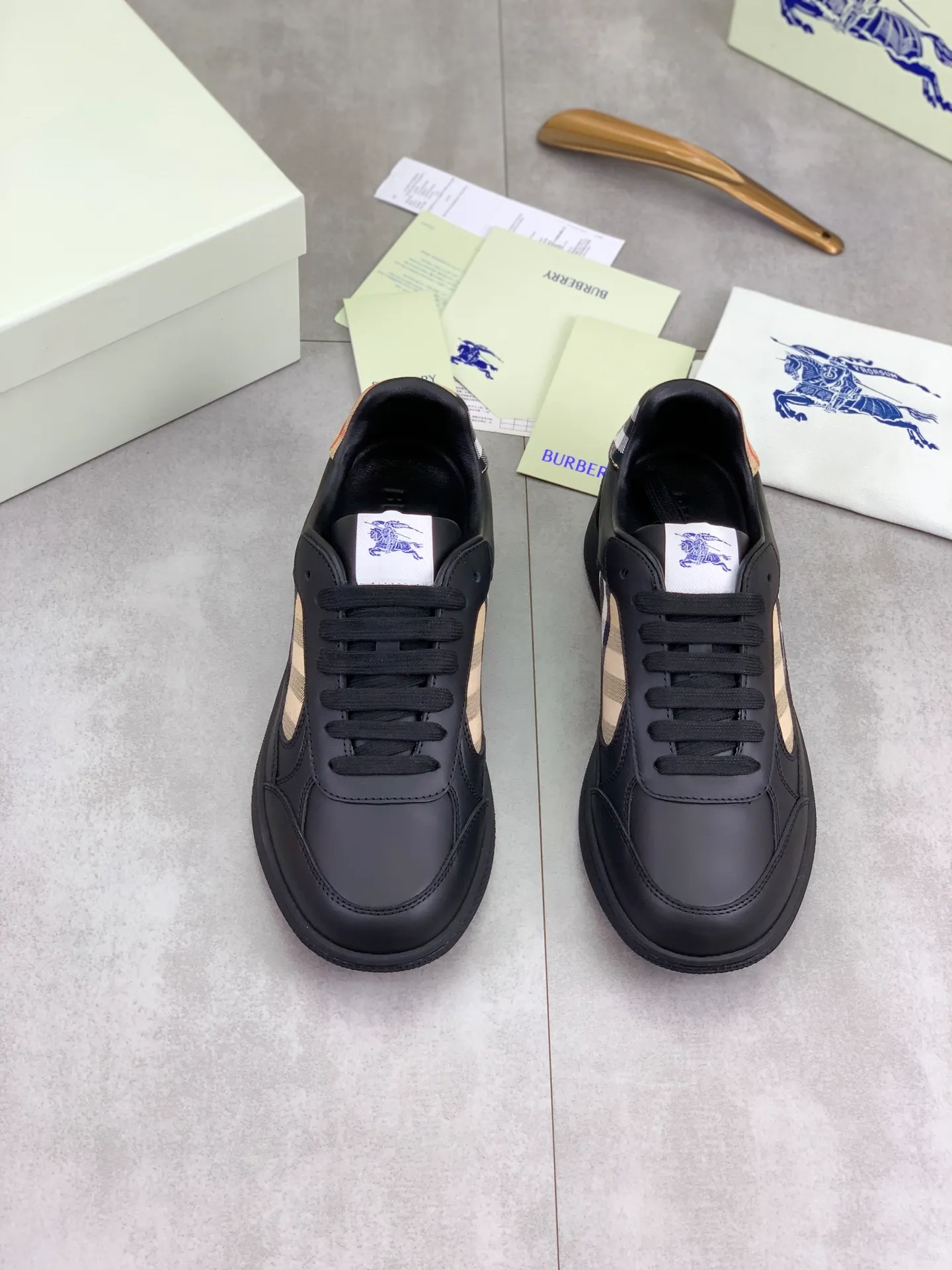 Factory price P640 [BURBERRY] Burberry - High-end quality original order (couples 🧑‍🤝‍🧑 style) - Upper: imported 🔝 original material - Lining: cowhide lining, feet; water-dyed cowhide - Outsole: ultra-light TPR rubber; two-color molded outsole - Super high quality control, fine workmanship: highlighted (high-end, extravagance, grade) -Size: 35-46 (male 38 46 Female 35 40 can be customized)·Color: Multiple colors available